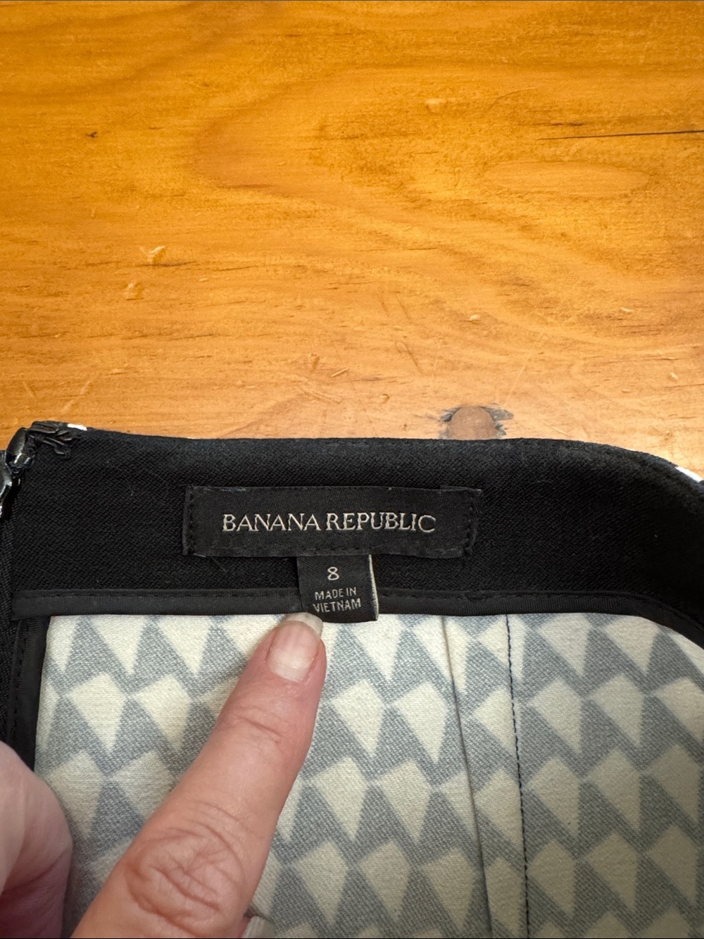 Banana Republic pencil skirt, black and ivory hounds tooth, - Picture 7 of 13